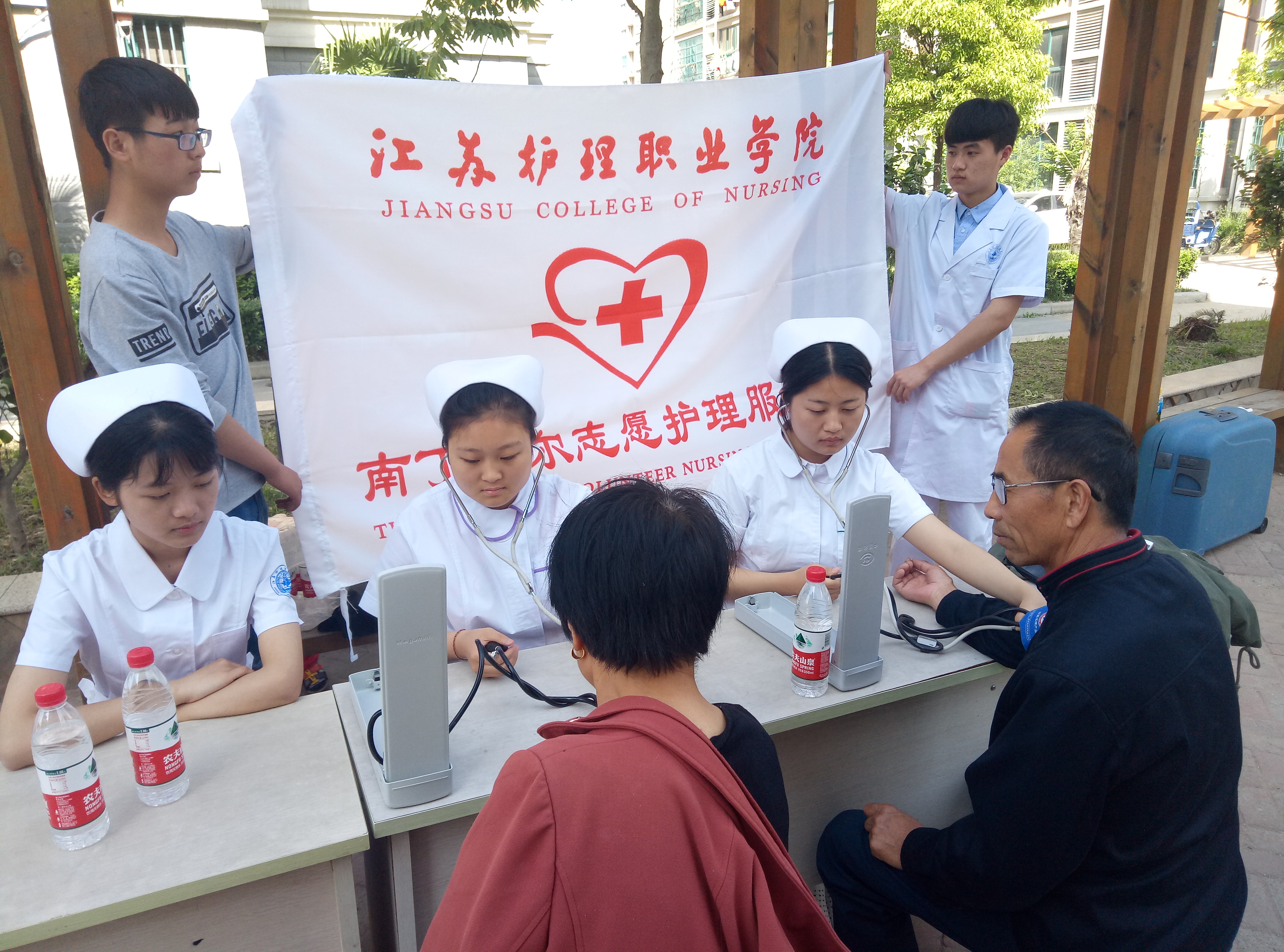 创建全国文明城市,护理系志愿者在行动-江苏护理职业