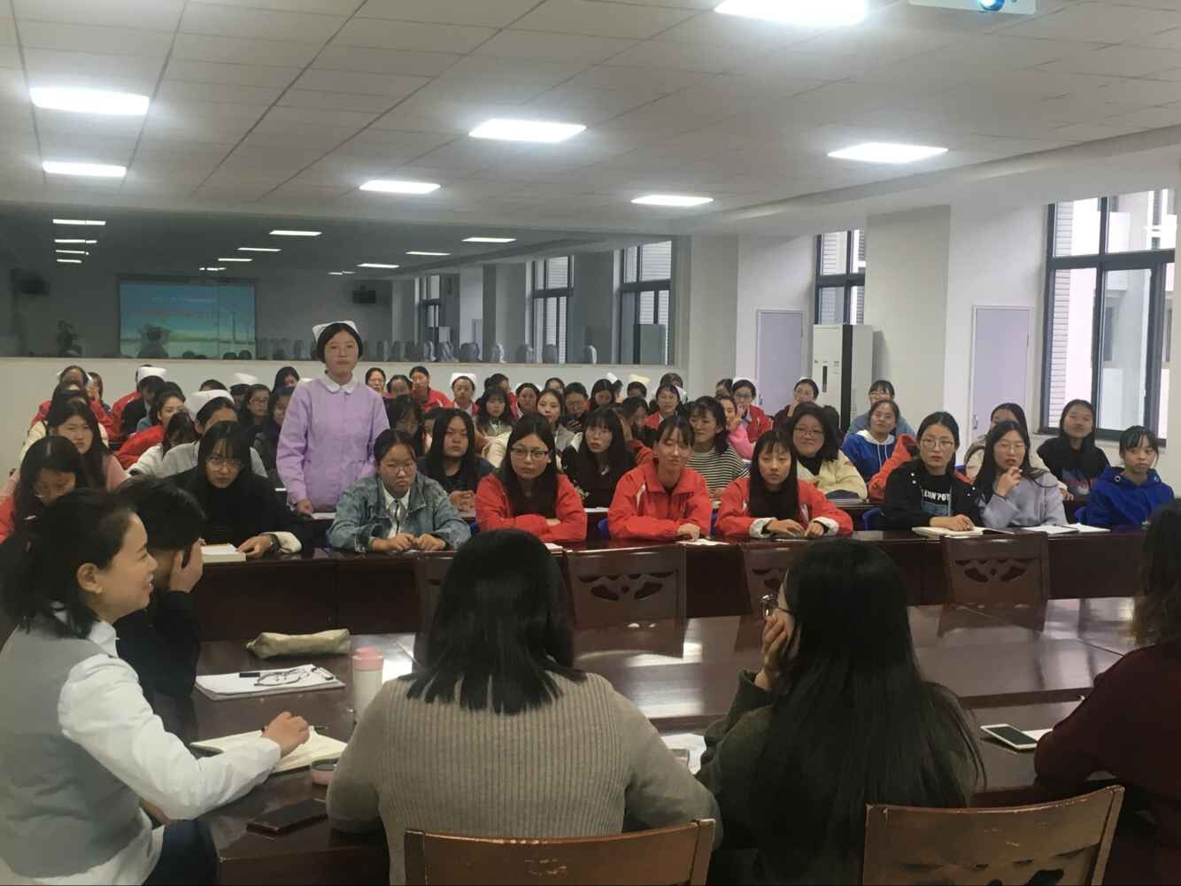 护理与助产学院召开2015～2018年级学生座谈会-江苏